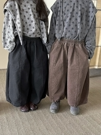 キッズ用ワイドクロップドパンツ、ブラック系とコーヒー系の2色セット風デザイン