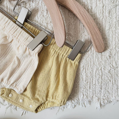ベビー用ショートパンツ（白×イエロー系）ゴムウエストとボタン