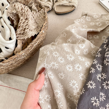キッズ ベージュ地の小花柄ワイドルーズ クロップドパンツ、後ろ側の布のアップ