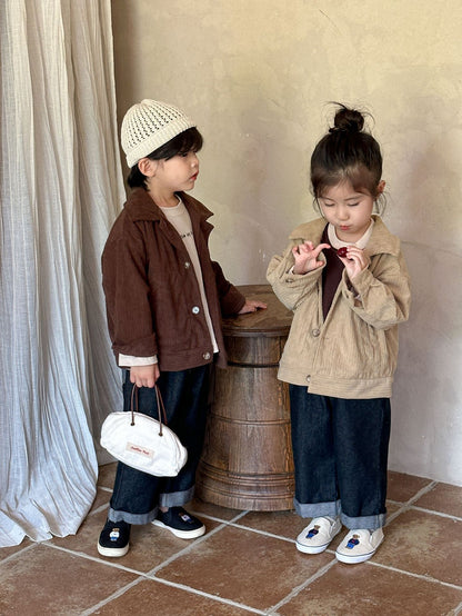 子ども用コーデュロイジャケット、ボタン留めの襟付き・胸の刺繍ロゴ