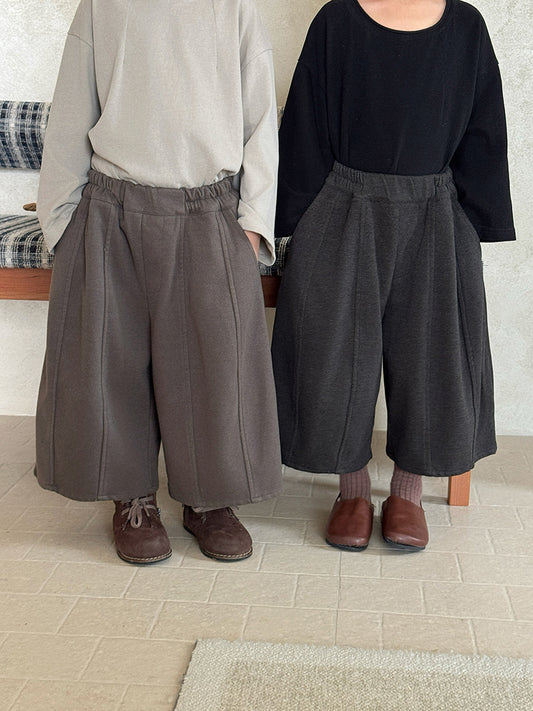 キッズ用ワイドクロップドパンツ グレー系と黒系の2色、ゆるめのシルエット、ウエストゴム