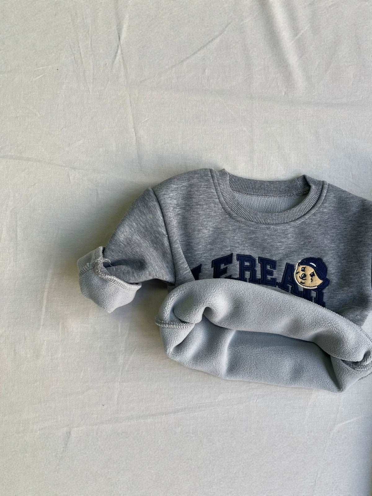 Conjunto de sudadera de manga larga con estampado de logotipo universitario y pantalón largo con forro polar para bebés y niños [mh0014641]