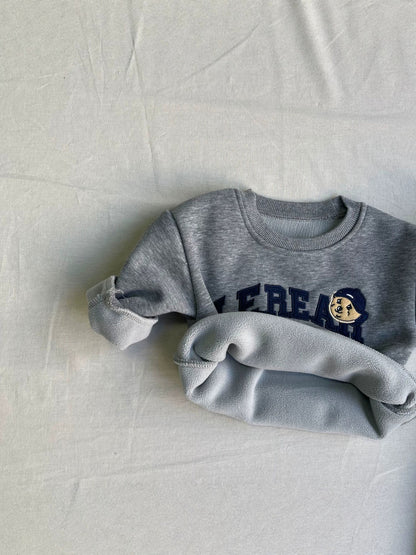 Conjunto de sudadera de manga larga con estampado de logotipo universitario y pantalón largo con forro polar para bebés y niños [mh0014641]