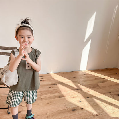 キッズ用オリーブ色ノースリーブ クルーネックTシャツ、うさぎプリント付き