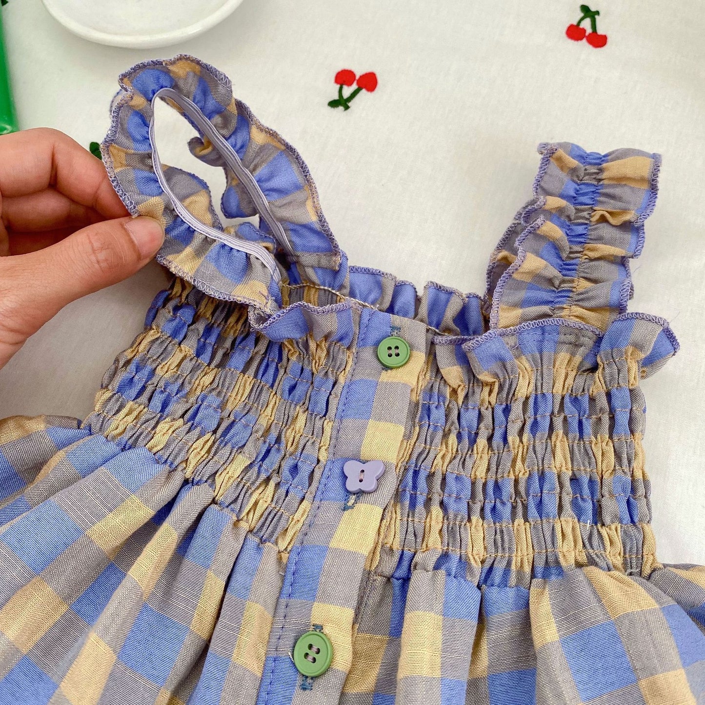 Conjunto de camisola fruncida con volantes y shorts a cuadros para bebé