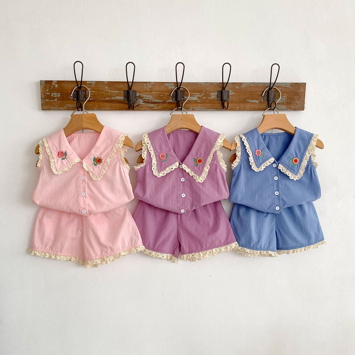 Conjunto de camisa sin mangas con cuello de encaje bordado floral y volantes y pantalón corto para bebé y niño [mh0002001]