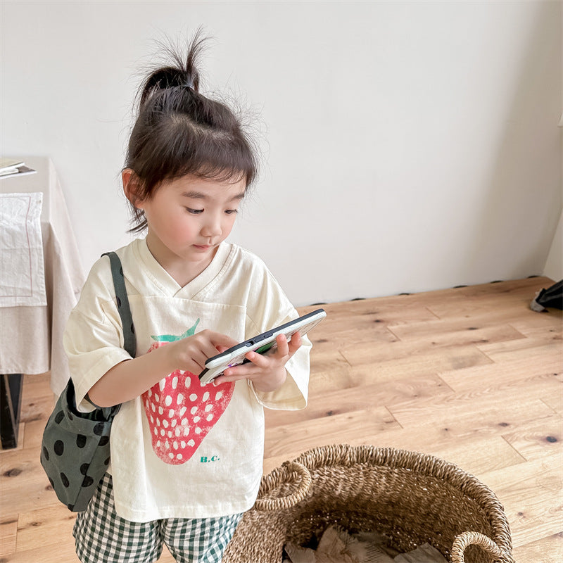 キッズ用Vネックルーズ半袖Tシャツ、クリーム地にいちごプリント