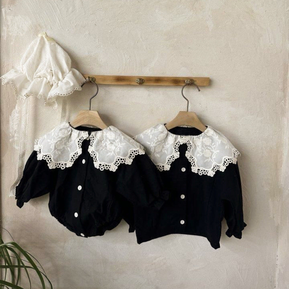 長袖ロンパース レース襟 ボリューム袖 フロントボタン ボディスーツ【mh0011630】