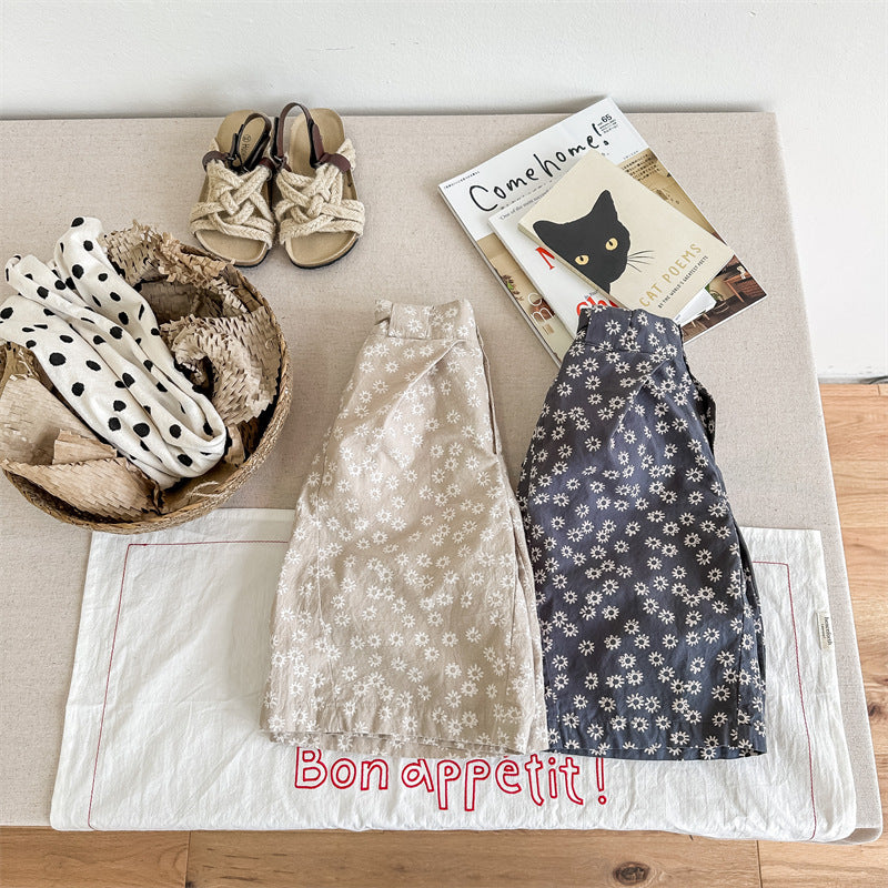 キッズの小花柄ワイドクロップドパンツ（ベージュ&チャコール系）並べた商品