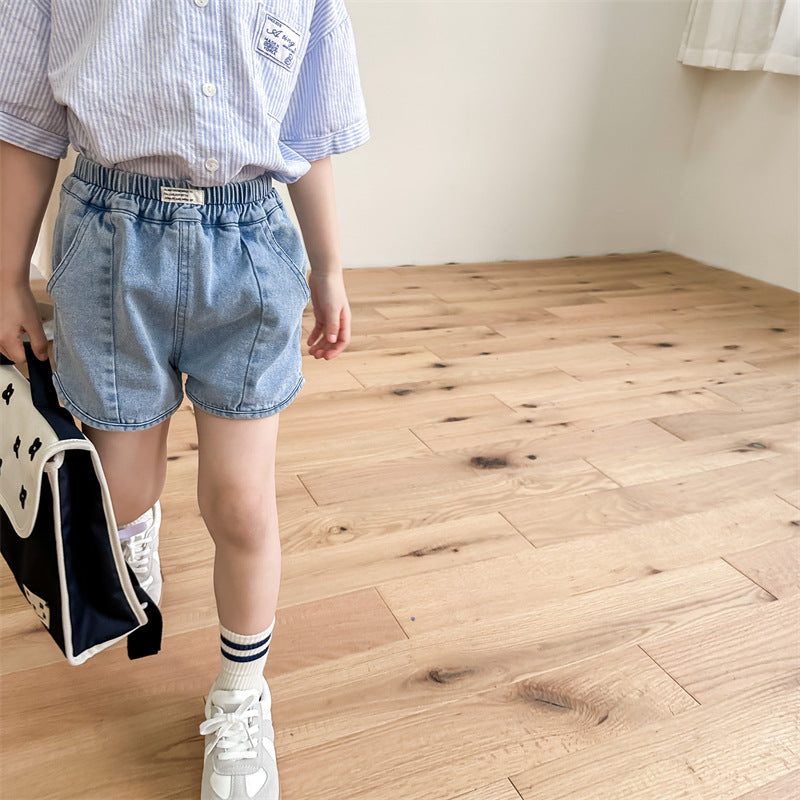 子ども用ブルーデニムショートパンツ、ウエストゴムと2つのポケット