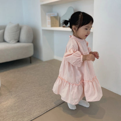 ピンクのティアード長袖ワンピース、フリルとふんわりスカートの子ども用ドレス