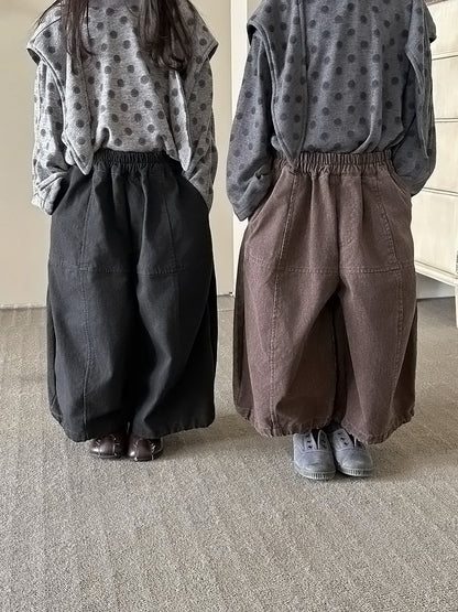 キッズ用ワイドクロップドパンツ、ブラック系とコーヒー系。フロントのステッチ