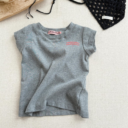 キッズ用チャコールグレー半袖ロゴTシャツ、胸元に赤い英字プリント