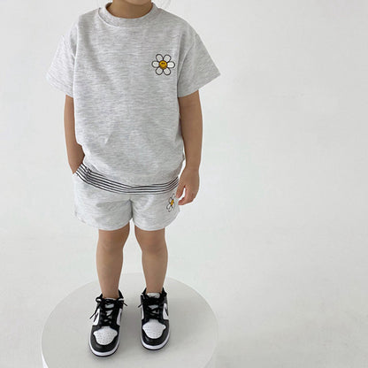 グレーの半袖Tシャツとショートパンツセット、小花のワンポイント