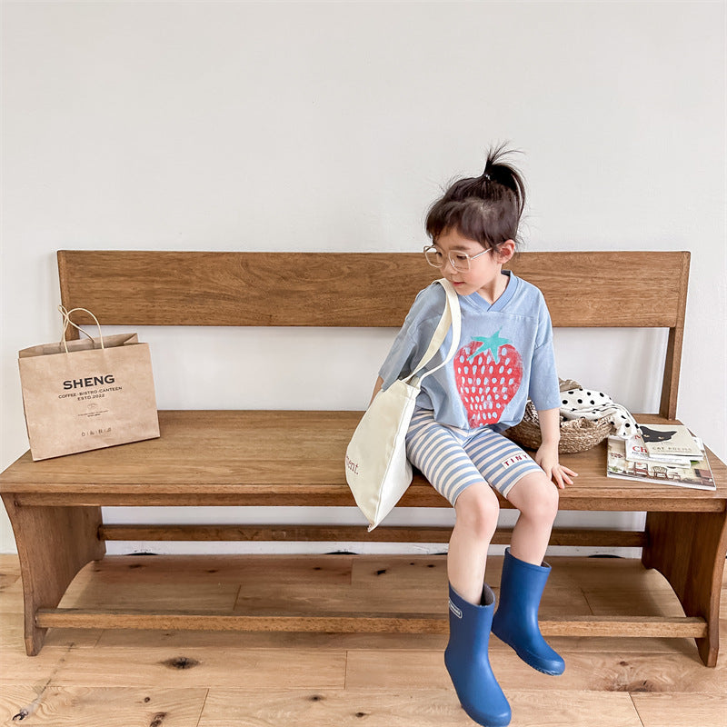 キッズ用ブルーのいちごプリントVネック風ルーズ半袖Tシャツ