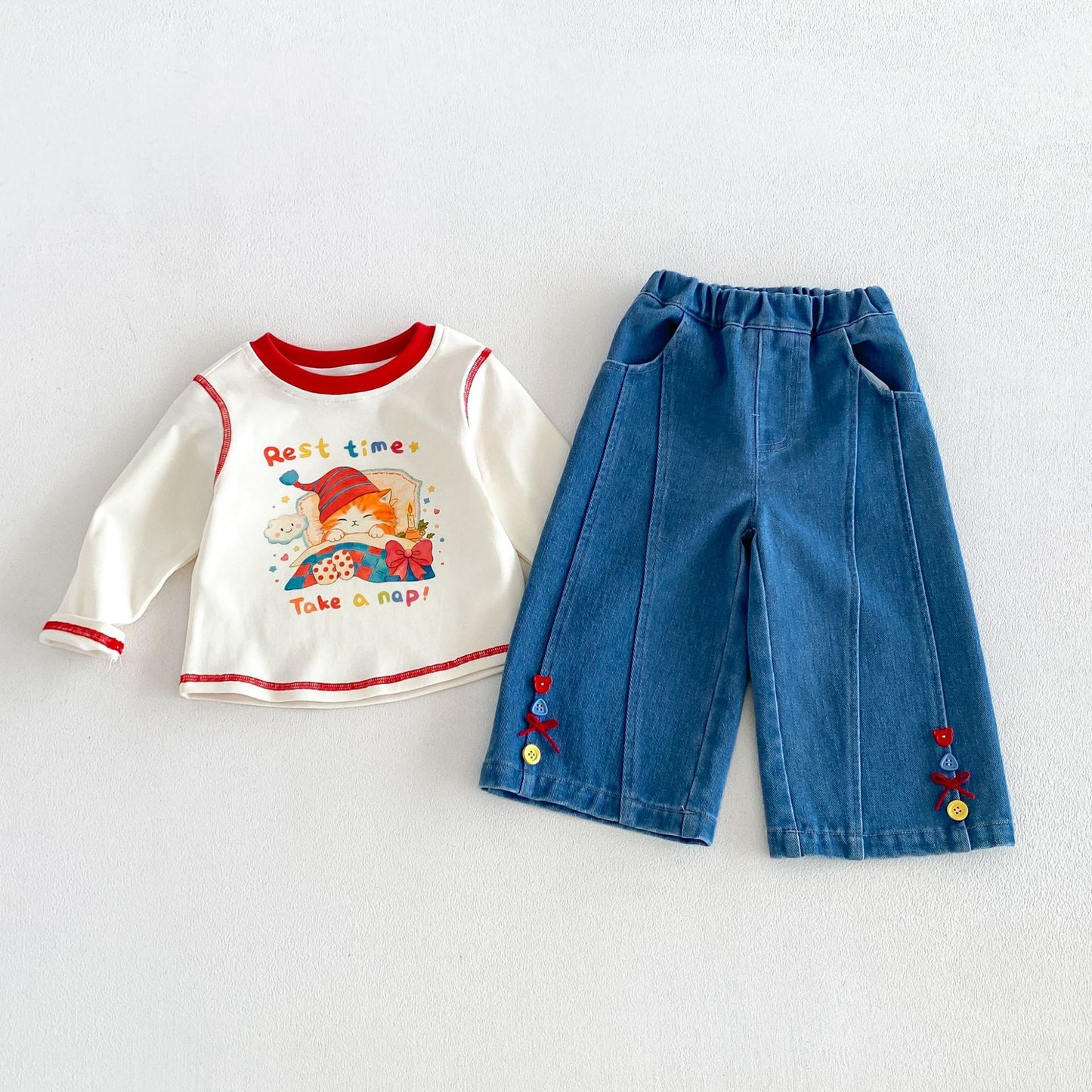 Camiseta de manga larga con estampado infantil y pantalón vaquero con bajo abotonado y pespuntes de lazo [mh0014045]