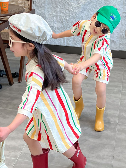 キッズ用マルチストライプ柄のポロシャツ＆ショートパンツセット（後ろ姿）