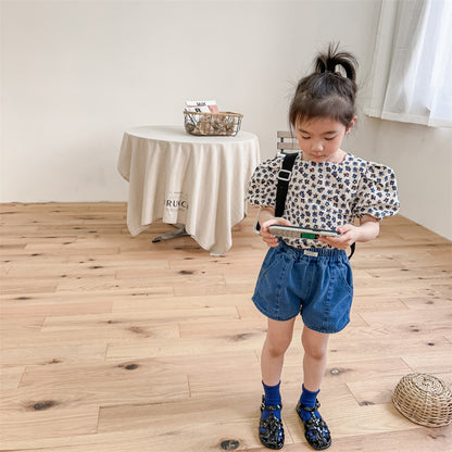 キッズ用ブルーデニムショートパンツ、フロントにポケットと切替ステッチ