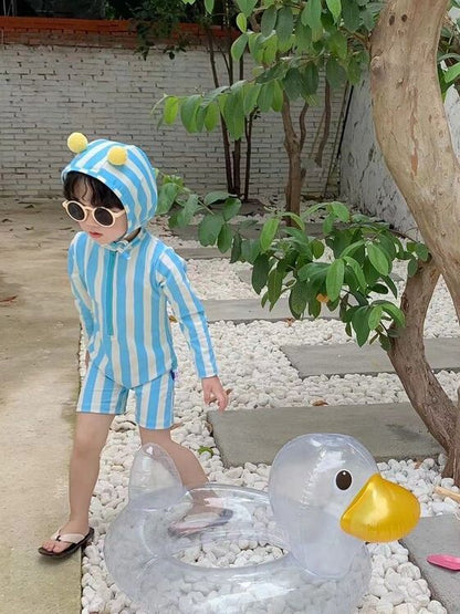 キッズのストライプ長袖水着ワンピースとポンポン付き帽子