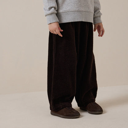 ブラック系コーデュロイのテーパードロングパンツ（着用・正面）