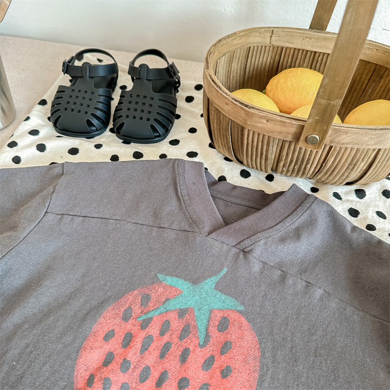 ダークグレーのキッズVネック半袖Tシャツ、いちごプリント