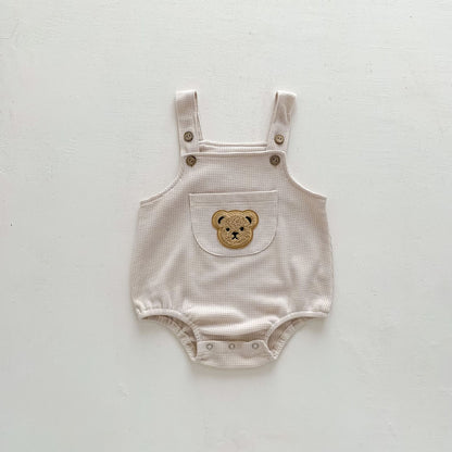 ベージュのサスペンダー付き半袖ロンパース（クマワッペン）