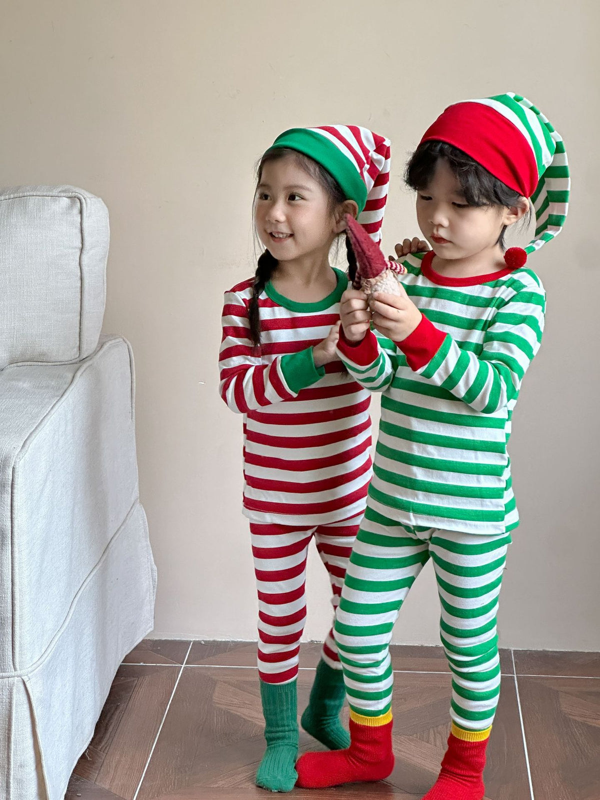Kids' striped long-sleeve T-shirt, easy-fit long pants, and pom-pom motif cap: 3-piece set【mh0008100】