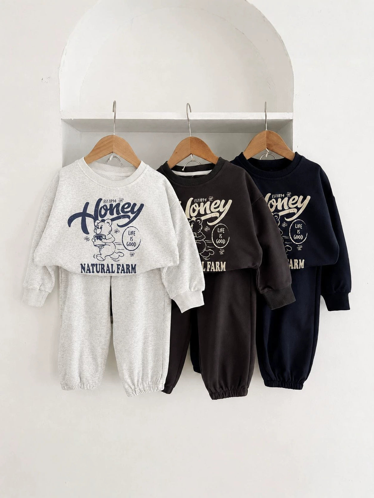 Conjunto de sudadera de manga larga con estampado de oso y logo de letras y pantalón largo para bebés y niños 【mh0014647】