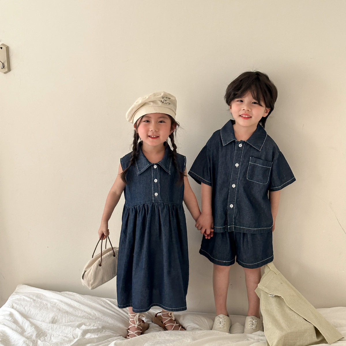 キッズ用デニムワンピースと半袖セットアップ（シャツ&ショートパンツ）