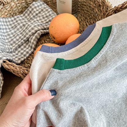 キッズ長袖Tシャツ、グレー生地の配色リブ（緑）と切替パネルが見える