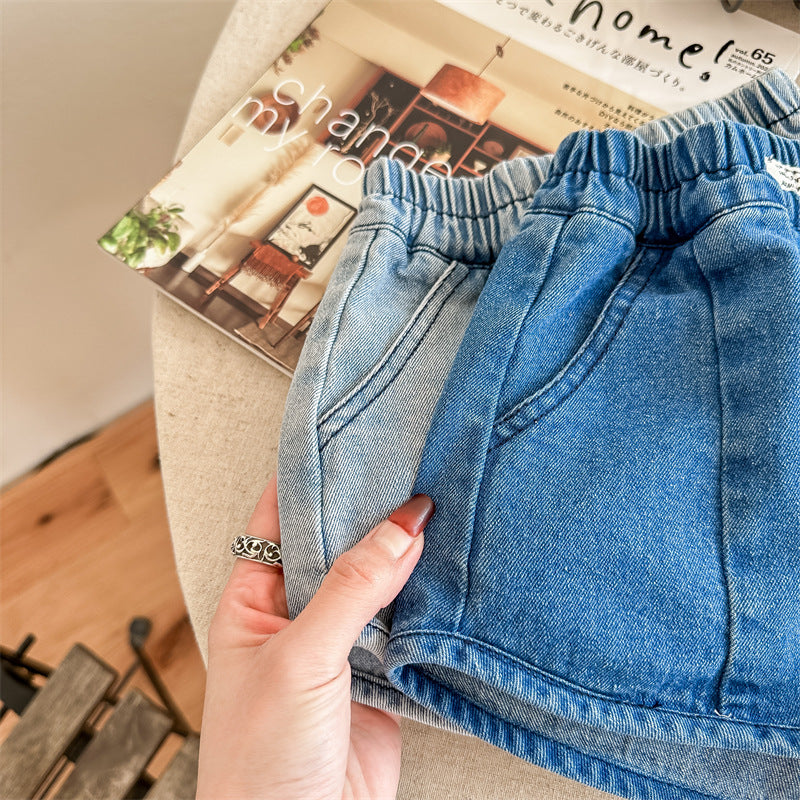 キッズ用ライトブルー デニムショートパンツ、フロントポケットと裾のステッチ