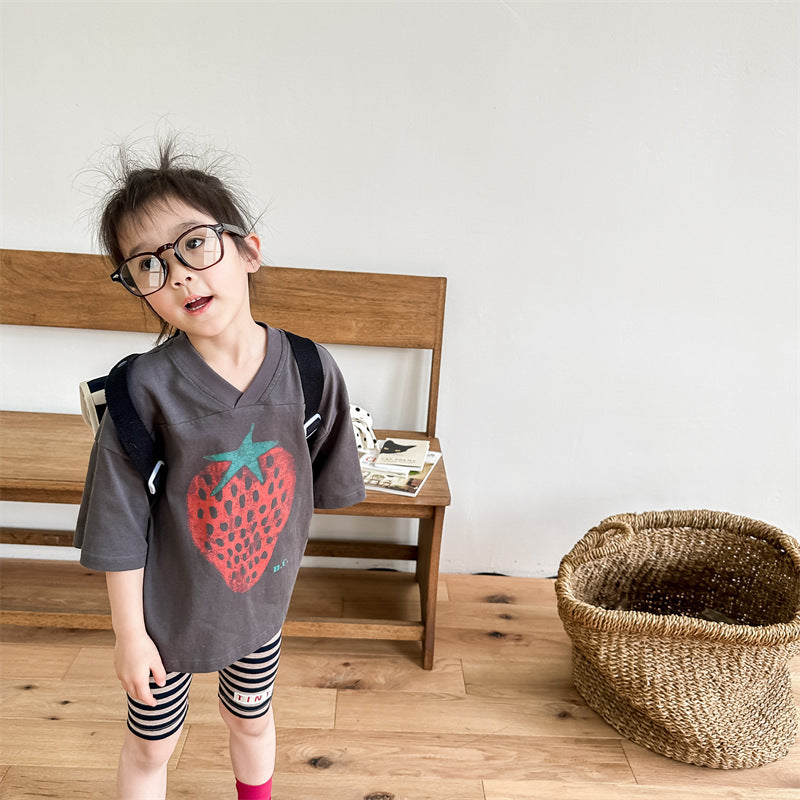 ダークグレーのキッズVネック半袖Tシャツ、いちごプリント
