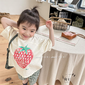 キッズ用クリーム色のいちごプリントVネック風ルーズ半袖Tシャツ