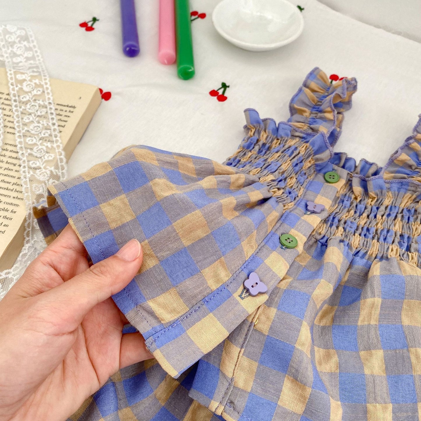 Conjunto de camisola fruncida con volantes y shorts a cuadros para bebé