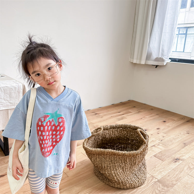 ライトブルーのキッズVネック半袖Tシャツ、いちごプリント