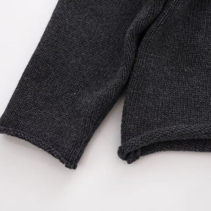 キッズ用ニットパンツ、チャコールグレーのリブ裾と筒状シルエット
