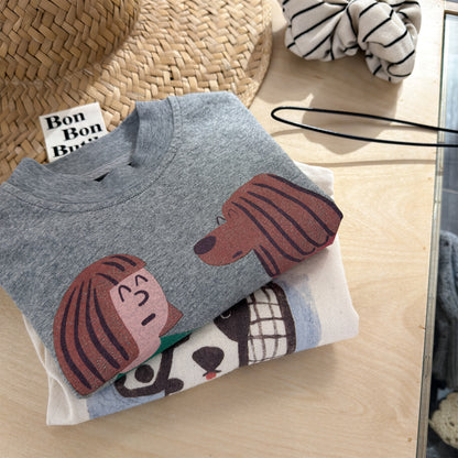 ライトグレーの半袖Tシャツ、人物と動物のグラフィックプリント