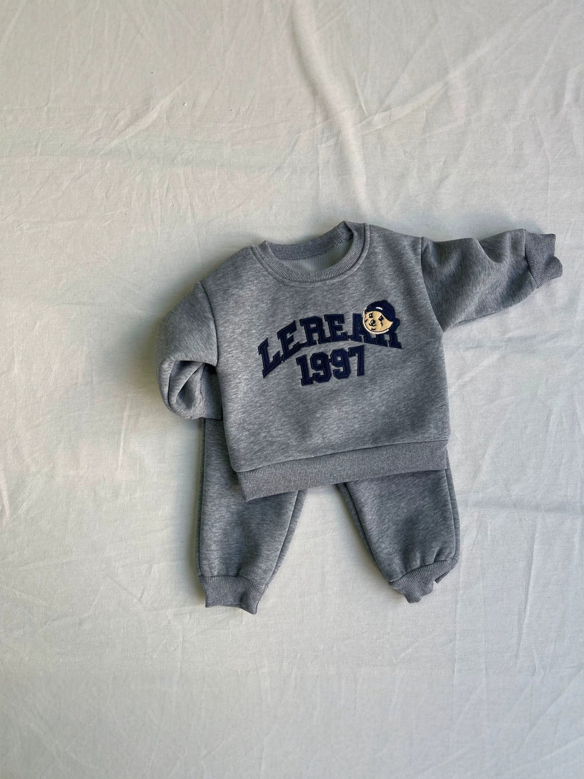Conjunto de sudadera de manga larga con estampado de logotipo universitario y pantalón largo con forro polar para bebés y niños [mh0014641]