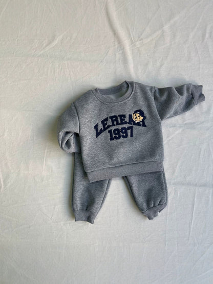 Conjunto de sudadera de manga larga con estampado de logotipo universitario y pantalón largo con forro polar para bebés y niños [mh0014641]