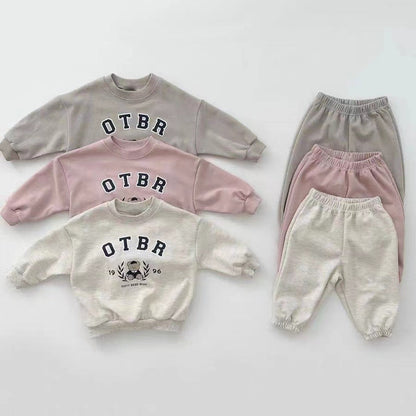 Conjunto de sudadera con logo estilo universitario y pantalón largo para bebé y niños 【mh0014631】