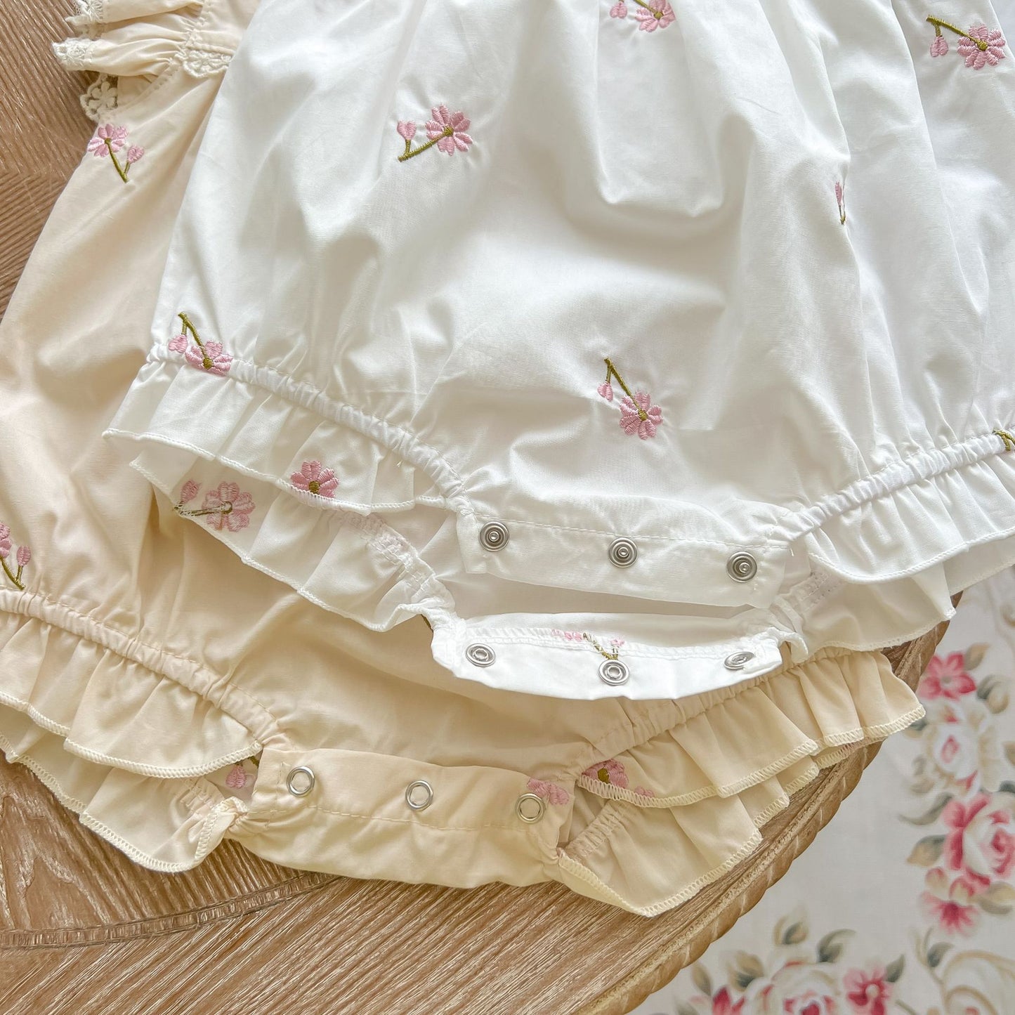 Mameluco de bebé con bordado floral y mangas con volantes 【mh0001865】