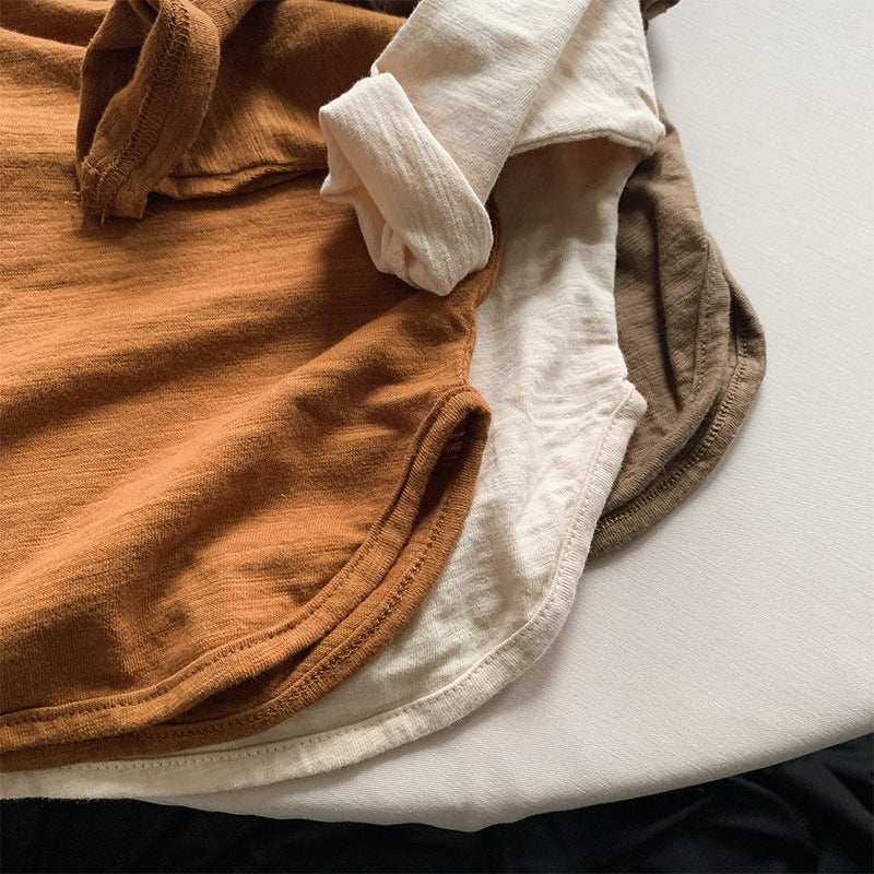 キッズ ルーズ長袖Tシャツ、キャラメルブラウンとホワイトの重ね着アップ