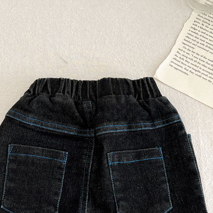 黒デニムショートパンツ、フロントに青いステッチのポケットとウエストゴム