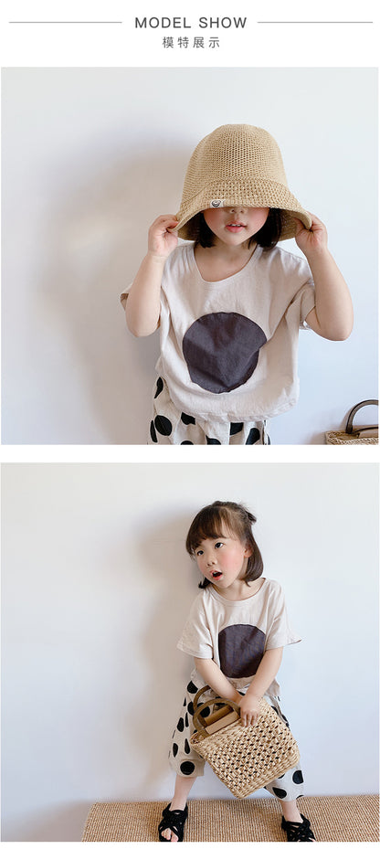 ベージュのキッズ半袖Tシャツ、黒っぽい丸パッチのフロント
