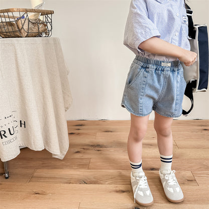 キッズ用ブルーのデニムショートパンツ、伸縮ウエストゴムで動きやすい