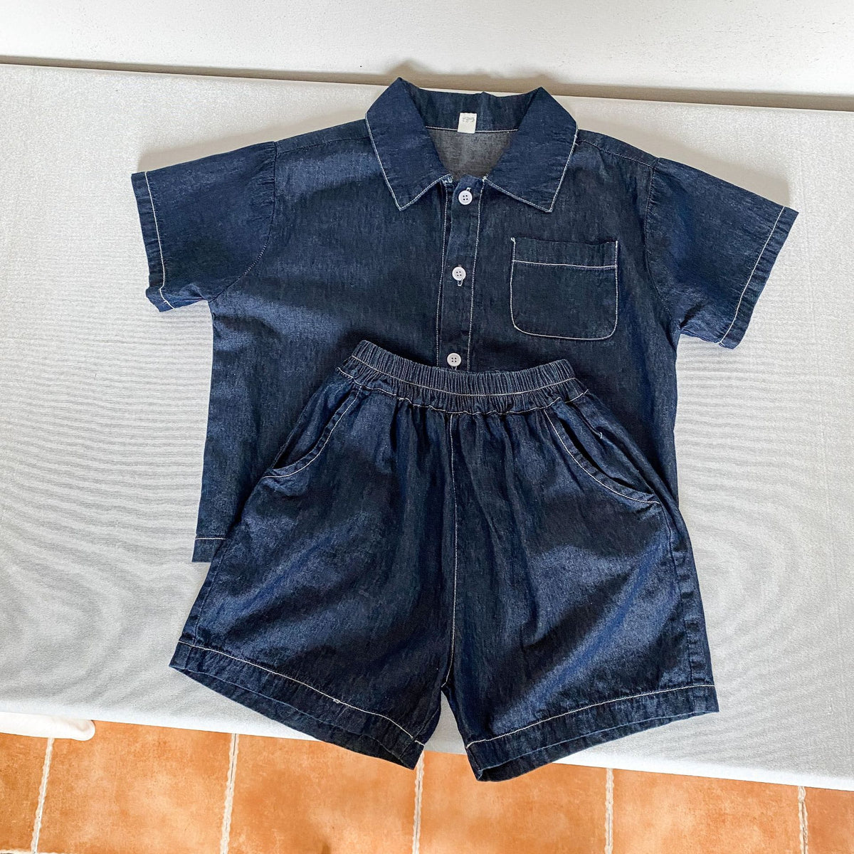 デニム半袖シャツとショートパンツのキッズ用セットアップ