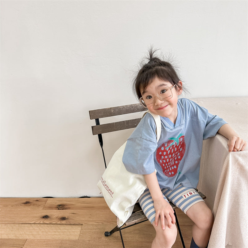 キッズ用ブルーのいちごプリントVネック風ルーズ半袖Tシャツ、ゆったりシルエット
