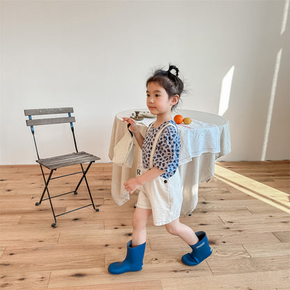 子ども用花柄ブラウス、オフホワイト地に青と赤の小花、ふんわり袖の半袖