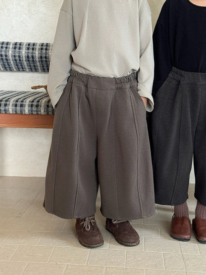 キッズ用ワイドクロップドパンツ グレー系、ウエストゴムで丸みのあるシルエット、太めの丈感