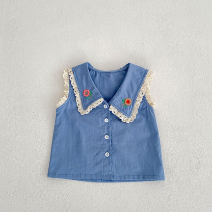 ブルーのノースリーブシャツ。レース襟とフラワー刺繍、前ボタン付き